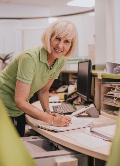 Bild 09 - Mitarbeiterin arbeite an der Rezeption.jpg